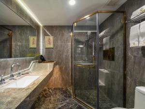 un baño con ducha y lavabo en Xi'an Huiya Tianmu Hotel, en Xi'an 225 fotos más