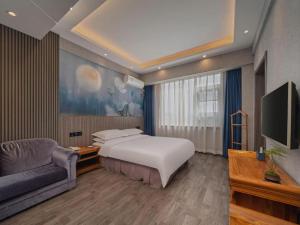 une chambre avec un lit, un canapé et une télévision dans l'établissement Xi'an Huiya Tianmu Hotel, à Xi'an 197 autres photos