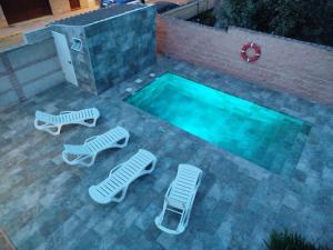 a swimming pool with two lounge chairs and a swimming poolvisorangering at El Balcon a Toledo a 5 minutos del puy du fou in Cobisa