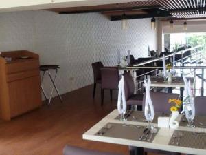 comedor con mesa y sillas en Mango Suites - Isabela en Santiago