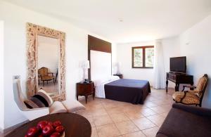 Habitación de hotel con cama y espejo en Hotel La Playa, en Acciaroli