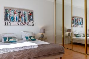 Un dormitorio con una cama y un cuadro en la pared. en Nadia By Terry's Homes, en Cannes 11 fotos más