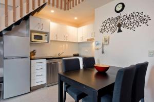 La cuisine est équipée d'une table à manger et d'un réfrigérateur. dans l'établissement Lantern 29 - Loft, à Thredbo 5 autres photos