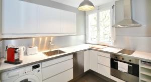リヨンにあるAppart' Mazenodの白いキッチン(シンク、食器洗い機付)