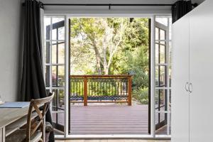 Romantic Retreat with Spa and Private Gardens的阳台或露台