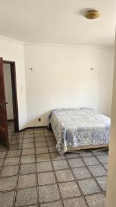 圣路易斯Suítes e quartos的卧室位于客房的角落,配有一张床