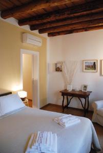 1 dormitorio con cama blanca y mesa en Wallace Luxury Home en Verona