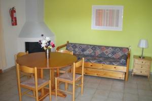 salon ze stołem i kanapą w obiekcie Navarone Beach Apartments w mieście Petrokhorion +21 zdjęć