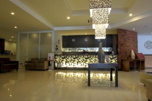 Lobi atau kawasan kaunter penerimaan di Lombok Plaza Hotel and Convention