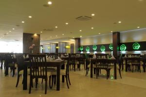 Restoran või mõni muu söögikoht majutusasutuses Lombok Plaza Hotel and Convention