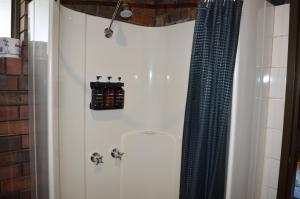 Koupelna v ubytování Two Rivers Motel + 32 fotografií