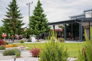 Afbeelding uit fotogalerij van PRZYSTANEK ROSZKÓW -NOCLEGI i RESTAURACJA in Roszków