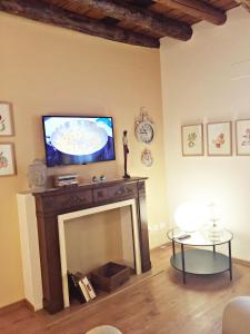sala de estar con TV encima de la chimenea en Wallace Luxury Home en Verona