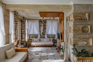 Posezení v ubytování Lithos Messolongi Paradise - A Luxurious Retreat