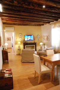 sala de estar con sofá y mesa en Wallace Luxury Home en Verona