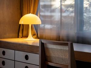 เตียงในห้องที่ SHIROIYA HOTEL