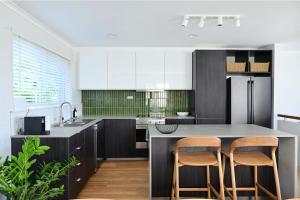 Η κουζίνα ή μικρή κουζίνα στο Casa Katharina – Your Coastal Escape on Noosa Hill