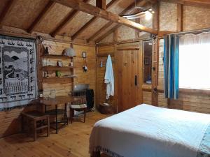 سرير أو أسرّة في غرفة في Tiny houses Genacvale