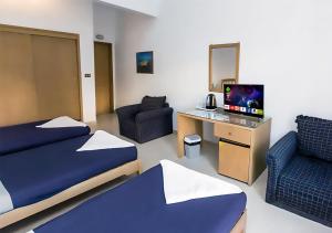 TV a/nebo společenská místnost v ubytování Red Sea Relax Hotel