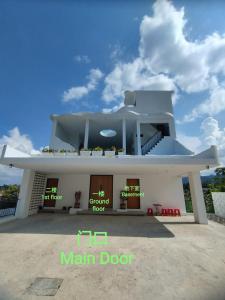 a large white building with a main door at Sunya Home Raub, Pahang Ground Floor in Raub +7 photos