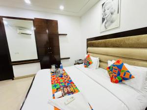 Postel nebo postele na pokoji v ubytování Hotel Smart - Malviya Nagar Above KFC