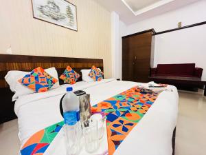 Postel nebo postele na pokoji v ubytování Hotel Smart - Malviya Nagar Above KFC