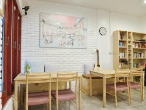 Knihovna v hostelu
