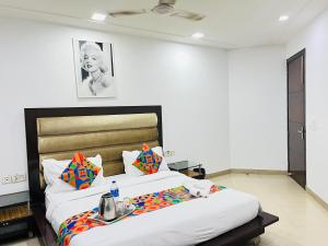 Postel nebo postele na pokoji v ubytování Hotel Smart - Malviya Nagar Above KFC