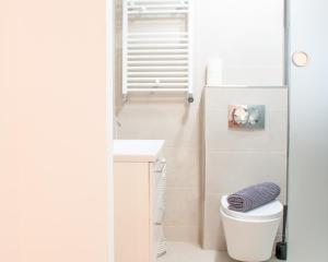 Koupelna v ubytování Fantabulous Downtown Abode w King Bed, 65" TV, Washer and Tumble Dryer
