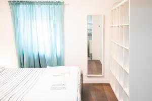 Postel nebo postele na pokoji v ubytování Fantabulous Downtown Abode w King Bed, 65" TV, Washer and Tumble Dryer