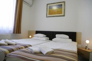Postel nebo postele na pokoji v ubytování Auguszta Hotel