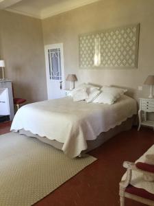เตียงในห้องที่ Domaine la Carraire