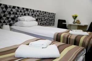 Postel nebo postele na pokoji v ubytování Auguszta Hotel
