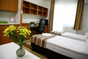 Postel nebo postele na pokoji v ubytování Auguszta Hotel