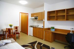 Kuchyň nebo kuchyňský kout v ubytování Auguszta Hotel