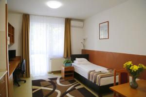 Postel nebo postele na pokoji v ubytování Auguszta Hotel
