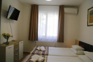 Postel nebo postele na pokoji v ubytování Auguszta Hotel
