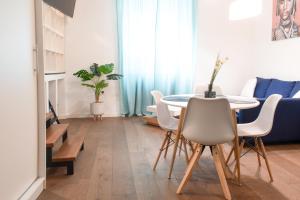 Posezení v ubytování Fantabulous Downtown Abode w King Bed, 65" TV, Washer and Tumble Dryer