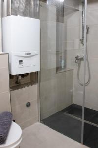 Koupelna v ubytování Fantabulous Downtown Abode w King Bed, 65" TV, Washer and Tumble Dryer