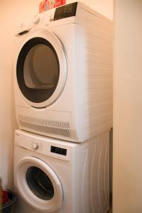 Fotografie z fotogalerie ubytování Fantabulous Downtown Abode w King Bed, 65" TV, Washer and Tumble Dryer v Záhřebu