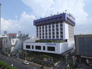 维杰亚瓦达Vivanta Vijayawada, MG Road的城市里一座顶上有 awwka 的建筑物