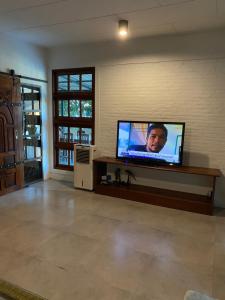 a living room with a flat screen tv on a wall at Baan Khoyee Boutique บ้านโกยีบูทีค 
