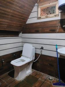 un bagno con un water e un lavandino di A Shape River Side Cabin a Jāmb