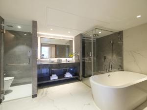Vivanta Vijayawada, MG Road的一间浴室