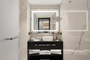 A bathroom at Kempinski Hotel Corvinus Budapest