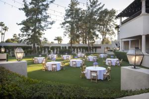 The Scottsdale Resort & Spa, Curio Collection by Hilton外面的花园