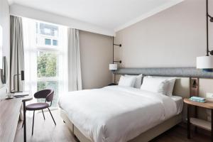 Letto o letti in una camera di Tapestry by Hilton Ambasciatori Hotel