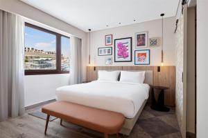 Postel nebo postele na pokoji v ubytování Hyatt Centric Cairo West