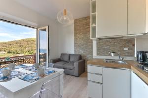 Η κουζίνα ή μικρή κουζίνα στο Il Gioiello Del Mare - Sea View