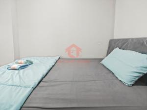 Stylish 2BR MOI Apt with Pool, Gym, Wi-Fi客房内的一张或多张床位